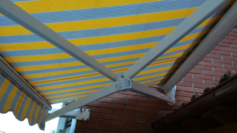 TOLDOS BRAZOS INVISIBLES CON CRUCE 